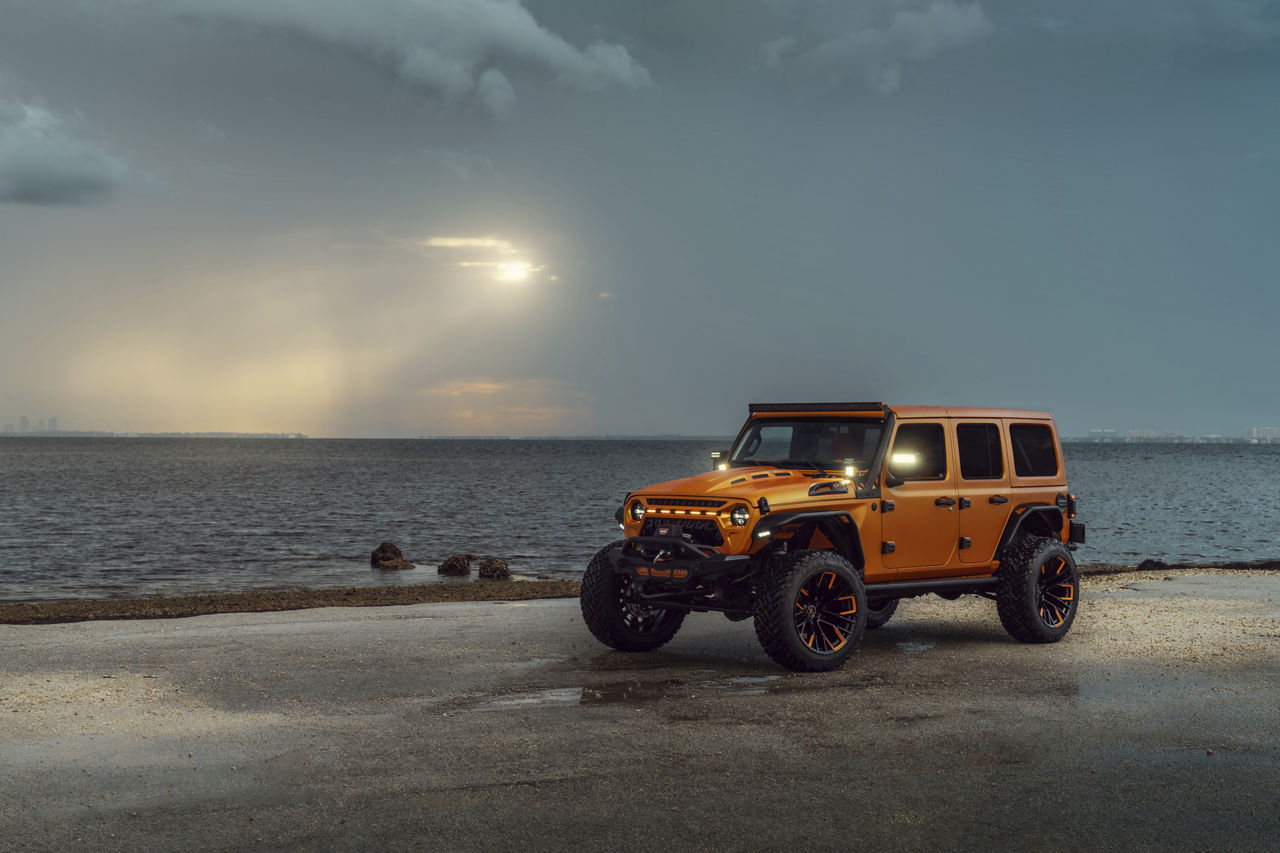 ポルシェ AHEAD ON ROUGH ROADS 2025 2025 Jeep Wrangler Rubicon X Sport Utility Burnsville